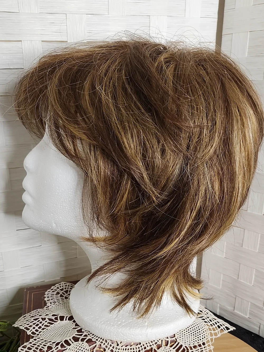 👉*BOBBY BOSS* ESCARA COLLECTION ~CUTE SHAG/ PIXIE BRUNETTE WIG W/ WARM CARAMEL